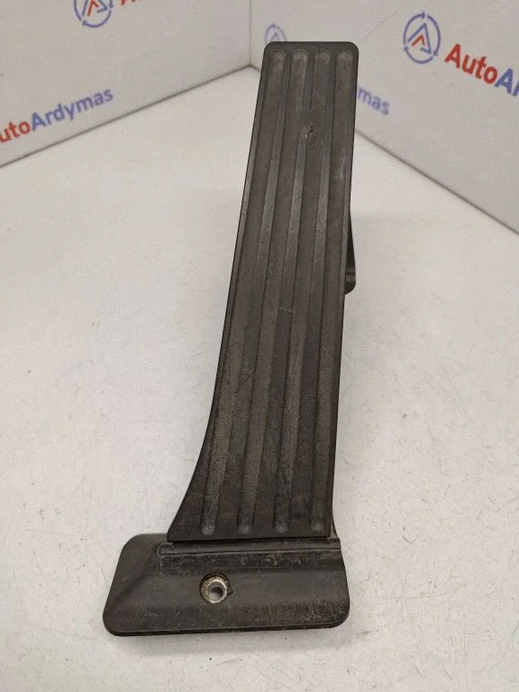 Accelerator throttle pedal 6853175