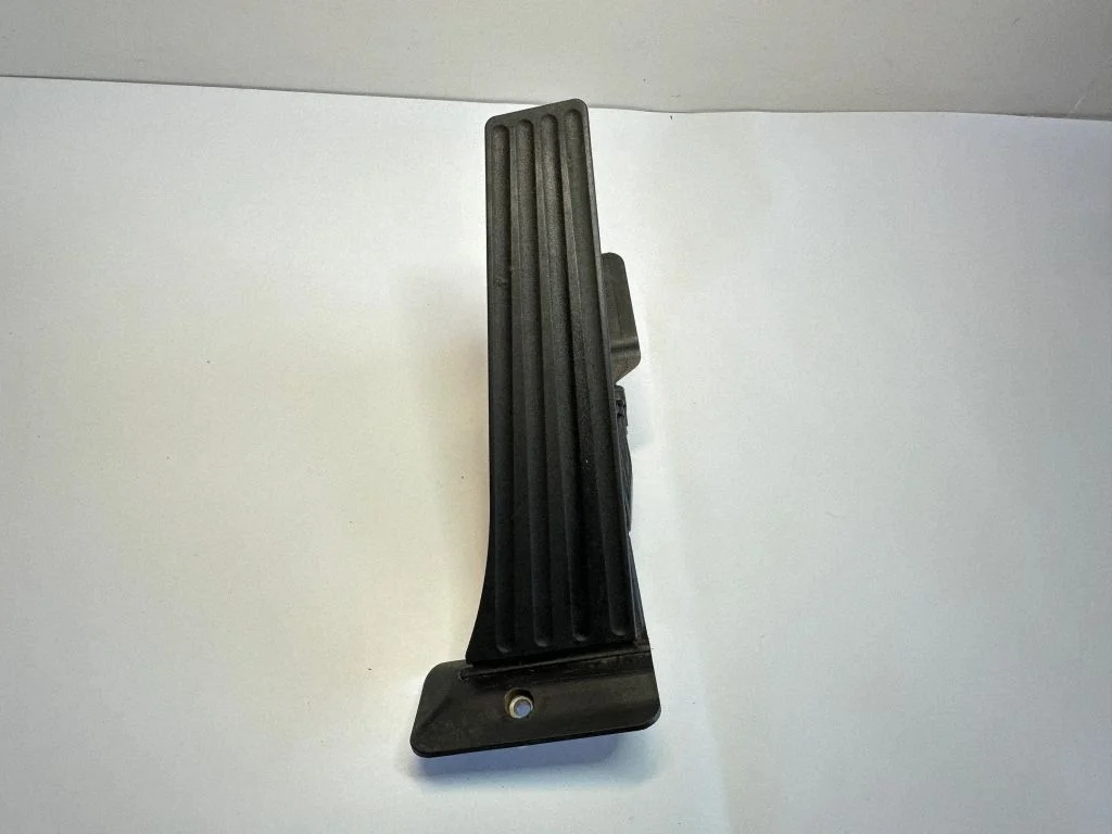 Accelerator throttle pedal 6853175
