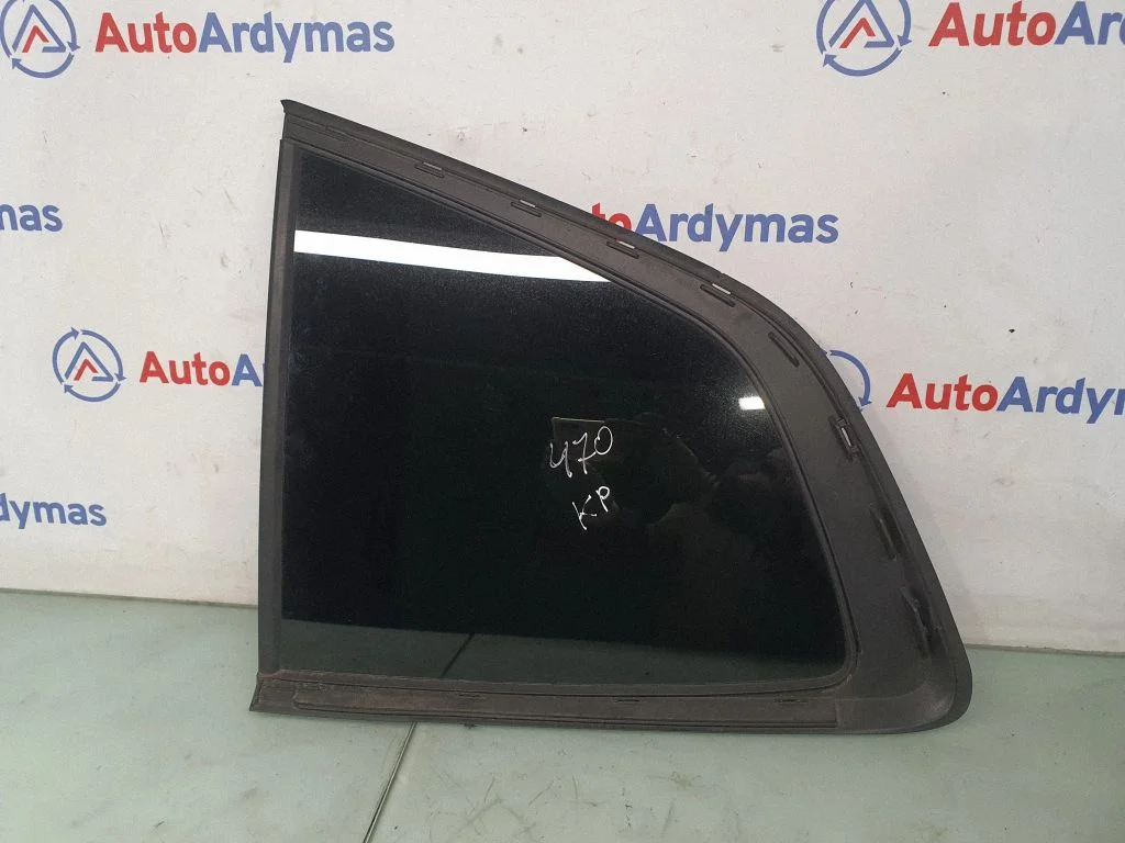 Aizmugurējais sāna virsbūves stikls 51377410063