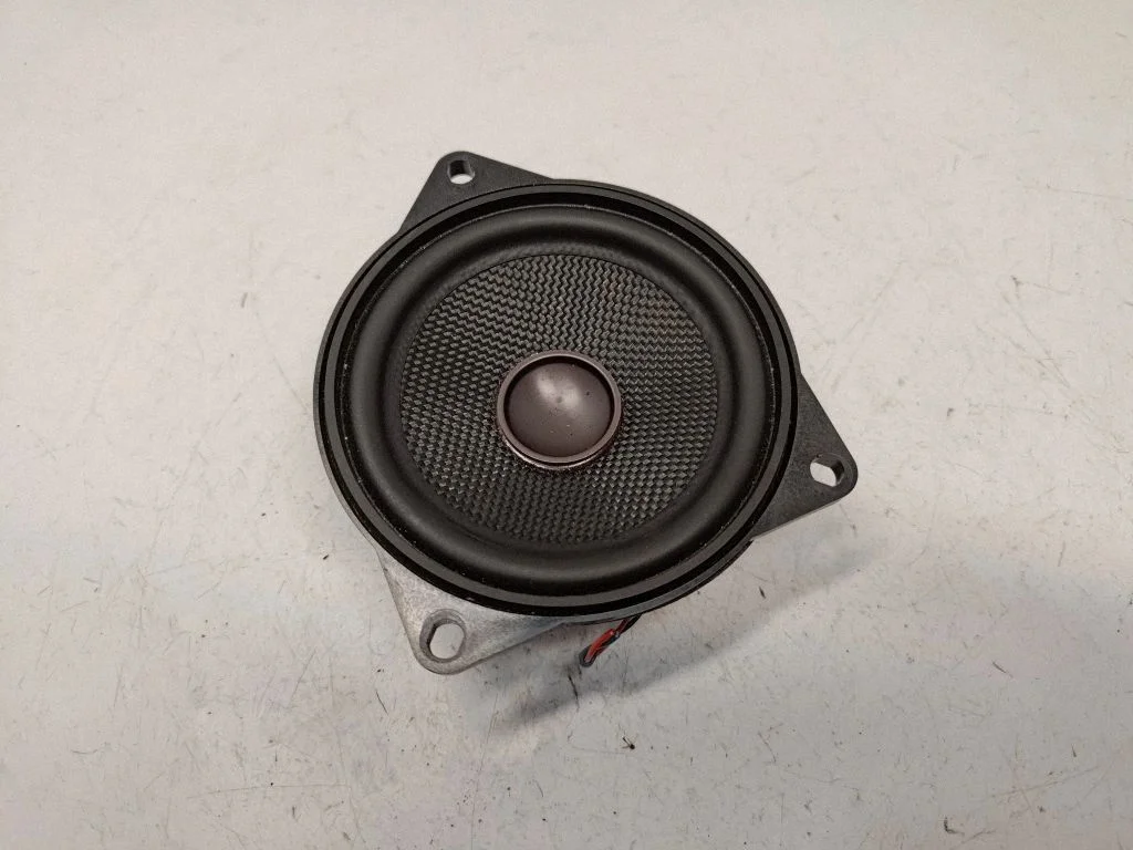 Skaļrunis (-ņi) aizmugurējās durvīs 430407860111