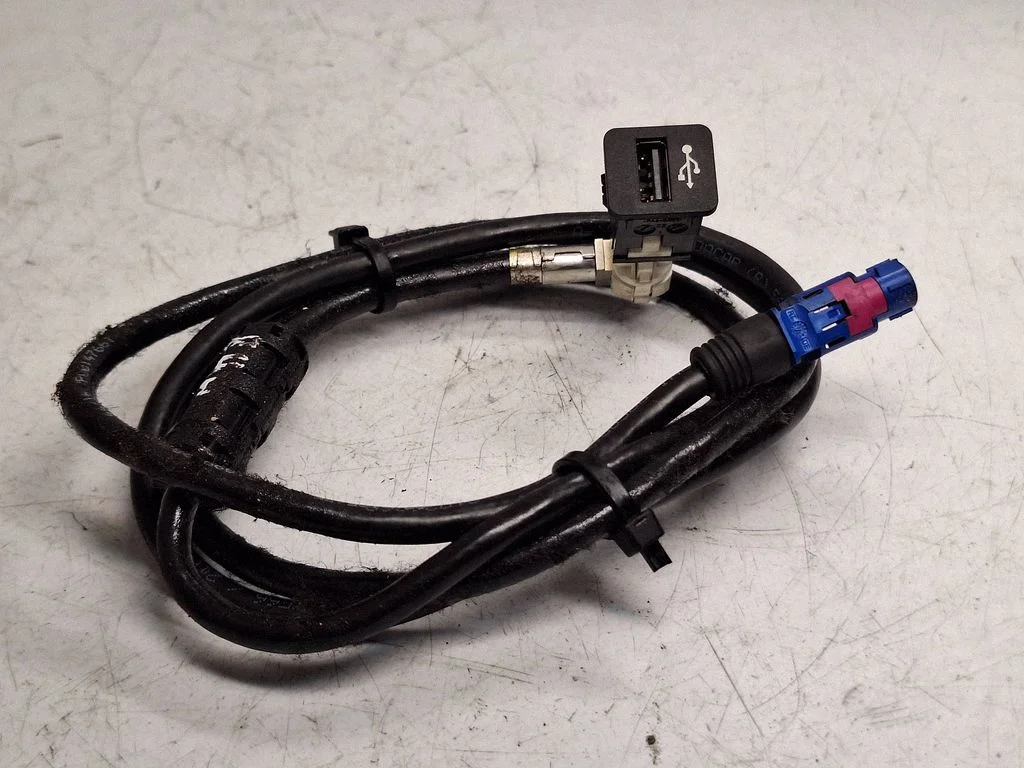 USB ligzda – BMW 7. sērija G11 G12 (2015-2022)