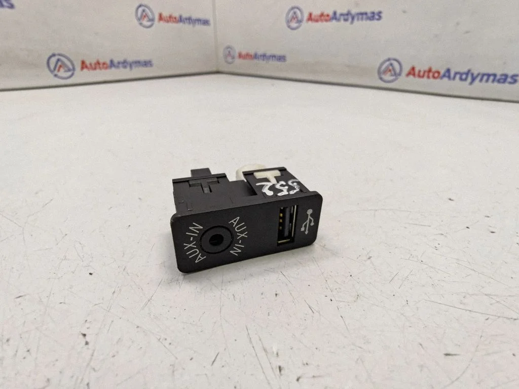 USB socket connector – BMW 3 Series F30 F35 F31 (2012-2018)