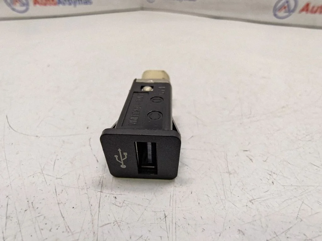 USB-pesa – BMW 3-seeria E90 E91 (2005-2012)