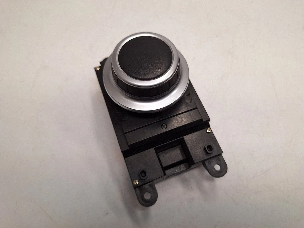 Head unit multimedia control 6944884