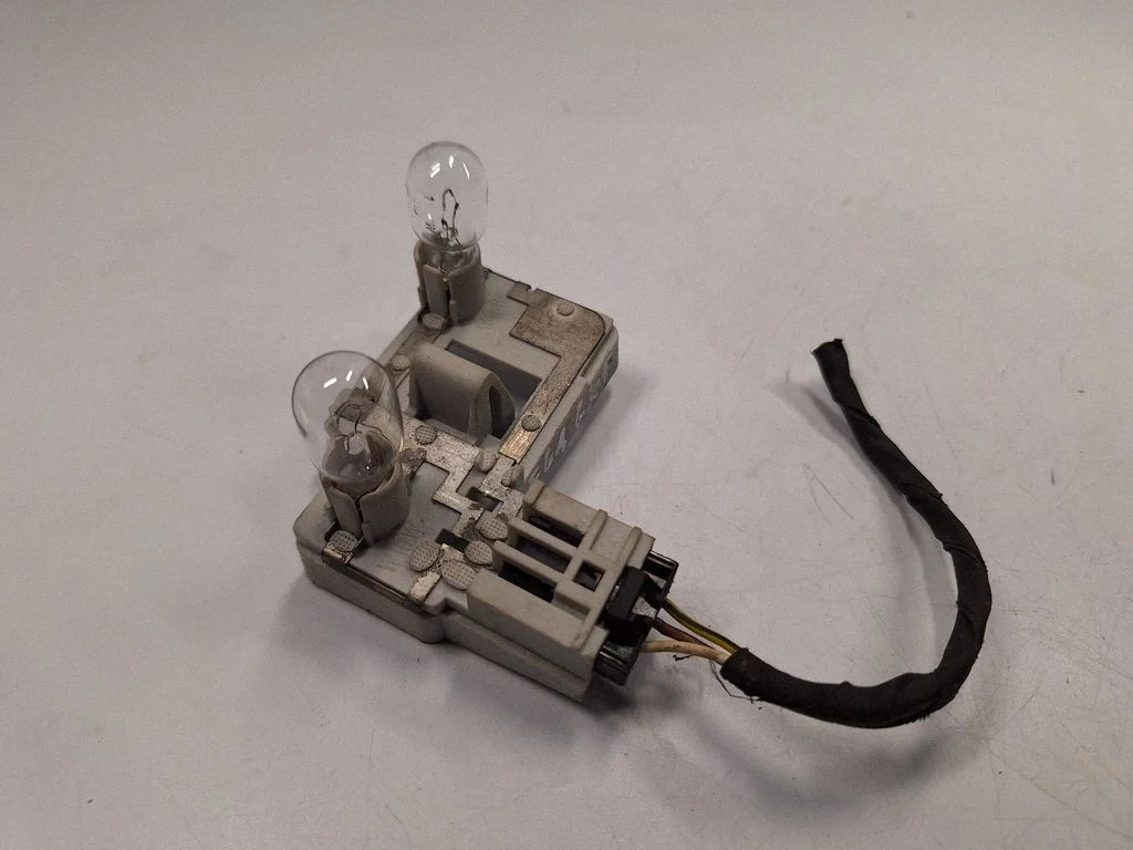 Aizmugurējā luktura spuldzes pārsegs (ligzda) 6935331