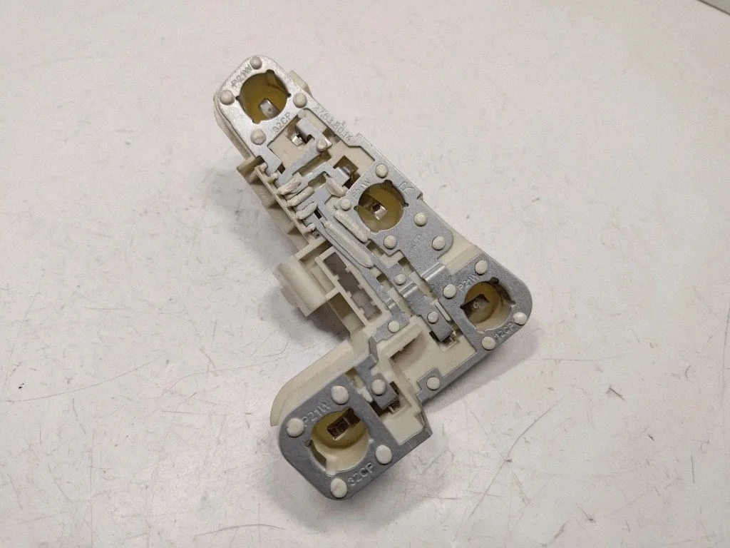 Aizmugurējā luktura spuldzes pārsegs (ligzda) 6937474