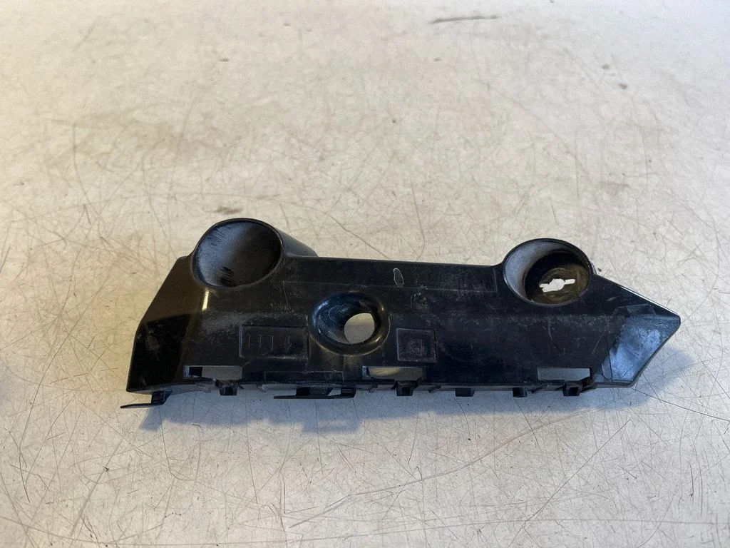 Fender mounting bracket 622235XA0A