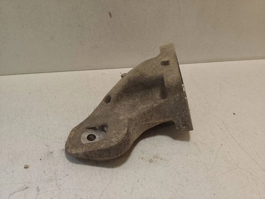 Engine mounting bracket A6422230800