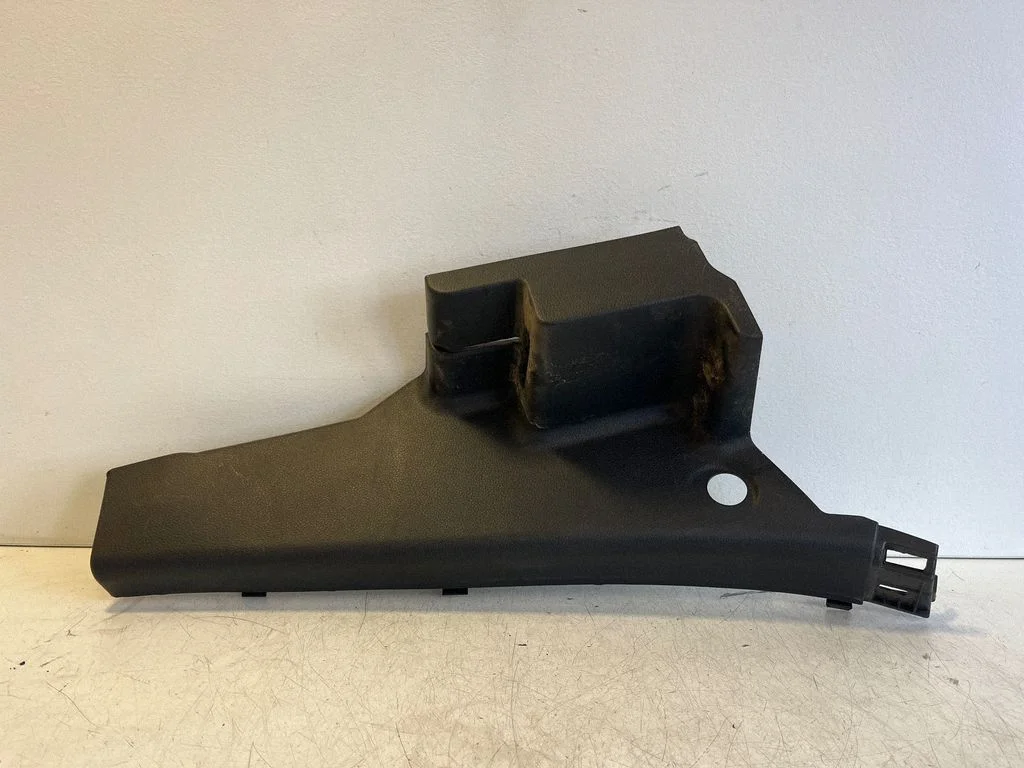 Rear seat side bottom trim – Mercedes-Benz X-class W470 (2017-2020)