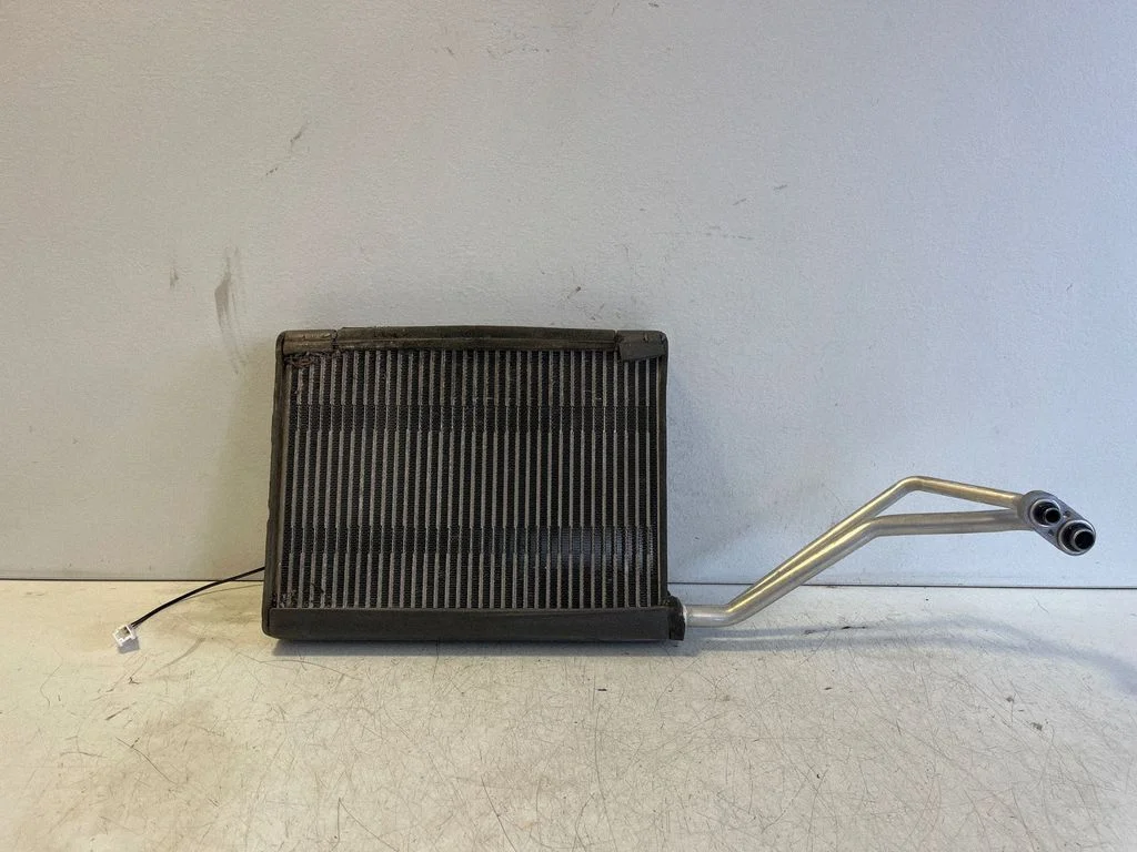 Gaisa kondicioniera radiators (salonā)