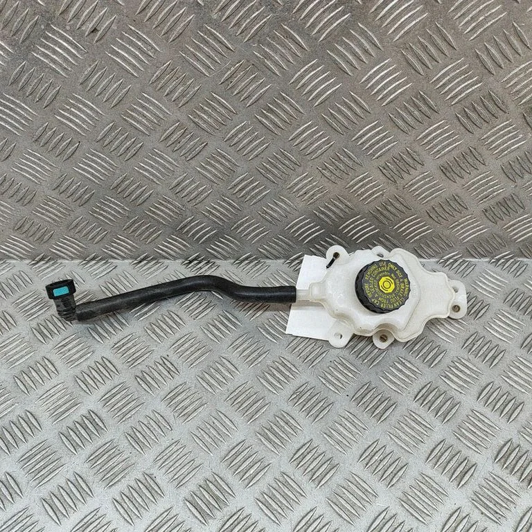 Brake fluid reservoir 6898196
