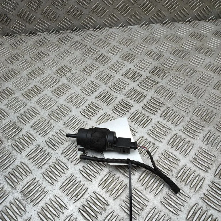 Logu mazgāšanas šķidruma sūknis (stiklu) 8K5955647