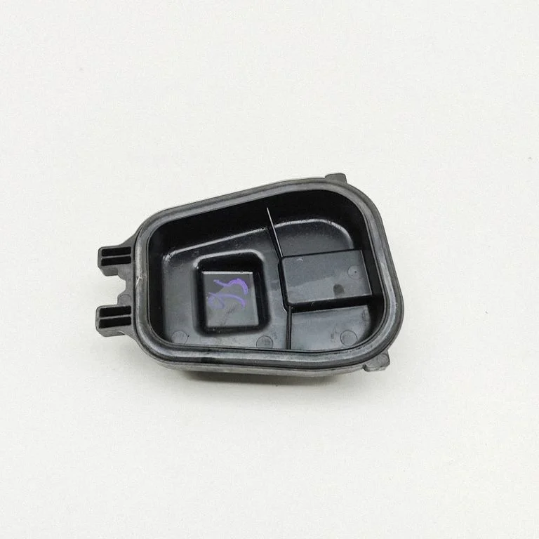 Priekšējā luktura detaļa CV4413A136AA
