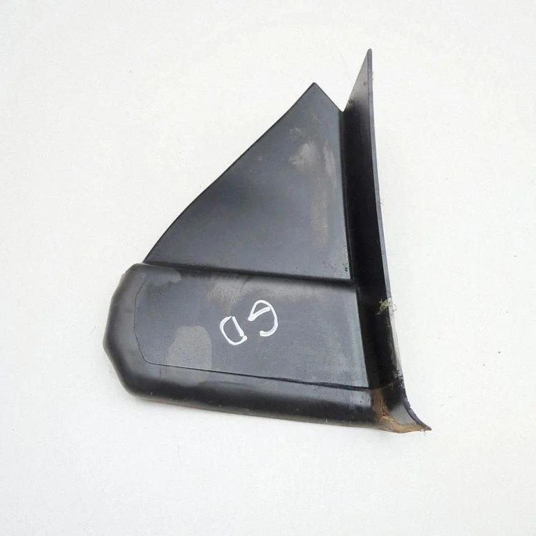 Aizmugurējā luktura apdare (līstīte) 4J3945254