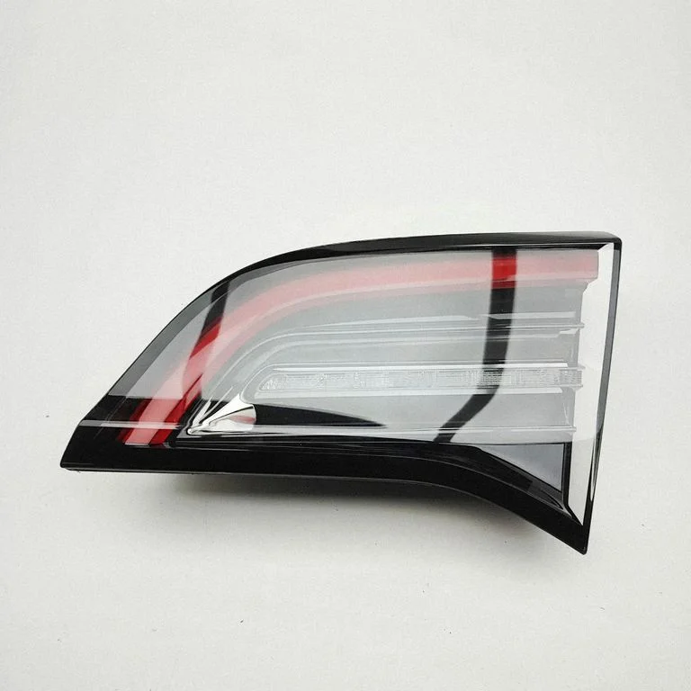 Lampa tylna w klapie 150208900B – Tesla Model Y (2020-)