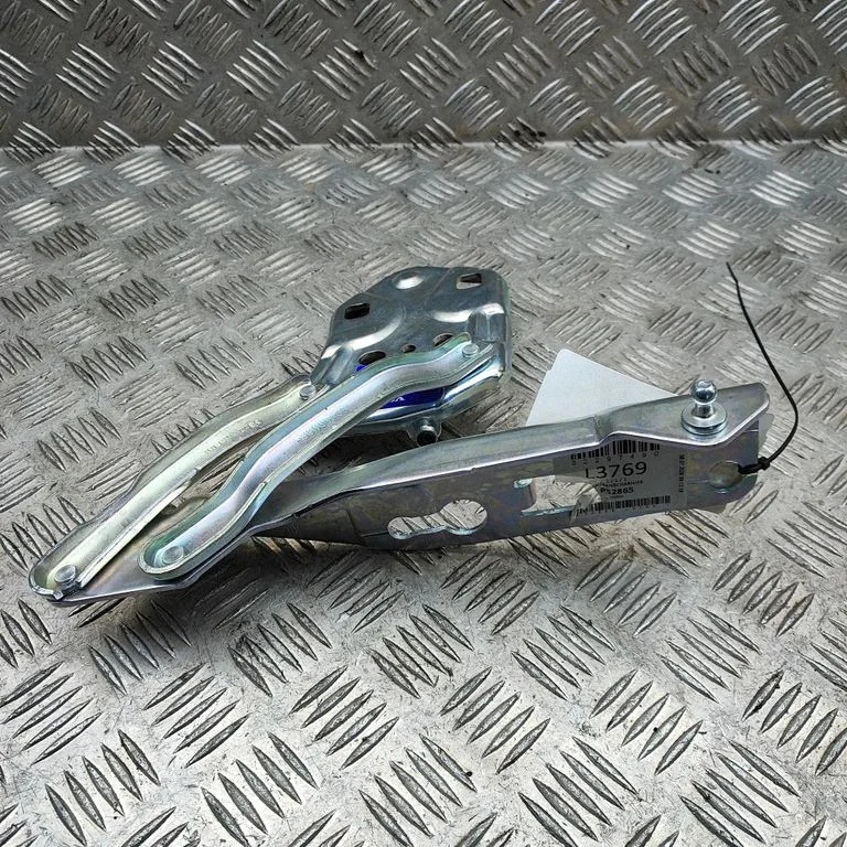 Engine bonnet/hood hinges