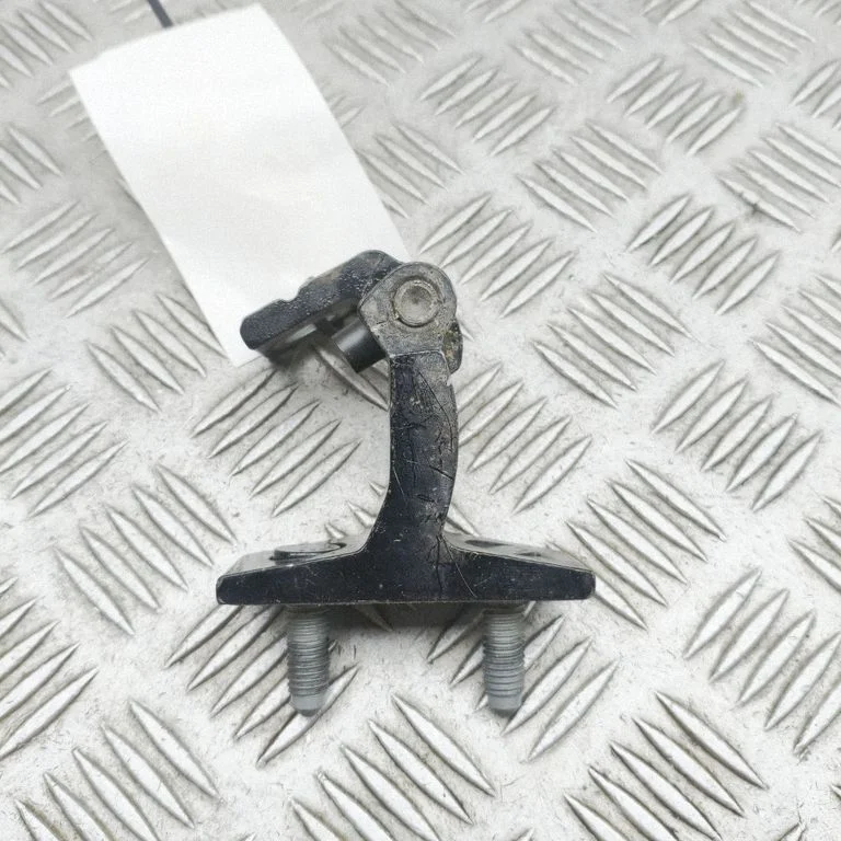 Priekšējā augšējā eņģe – labā