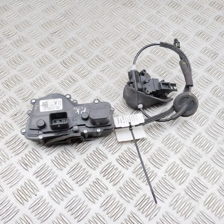 Priekšējā slēdzene (pie roktura) LJ8BR219A65BT