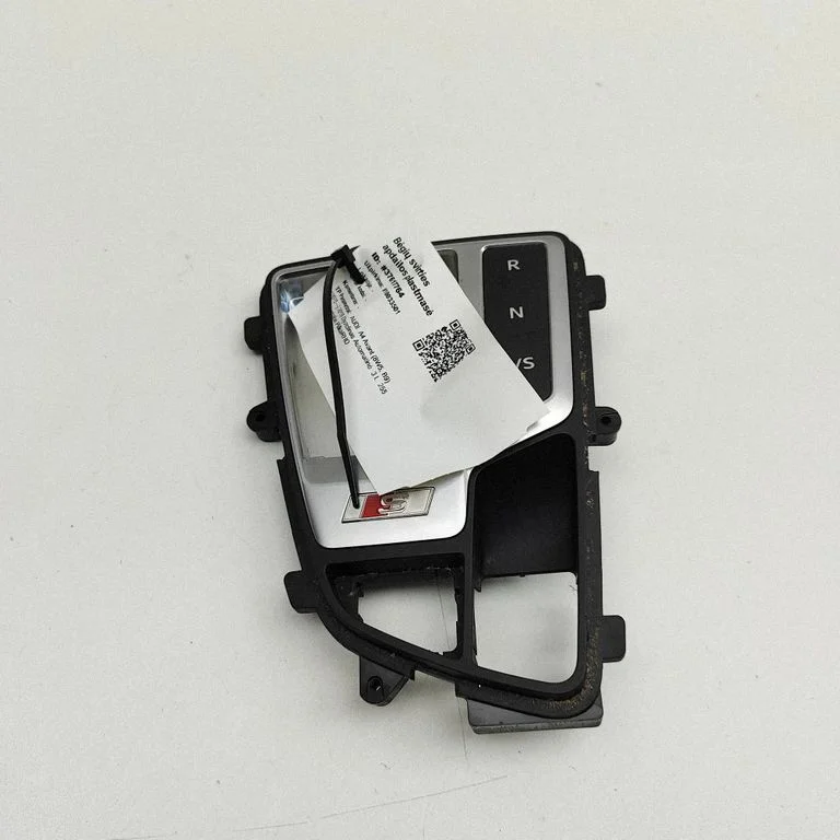 Pārnesumu pārslēga sviras apdare (plastmasas) 8W2713111B