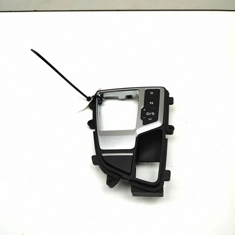 Pārnesumu pārslēga sviras apdare (plastmasas) 8W2713111C