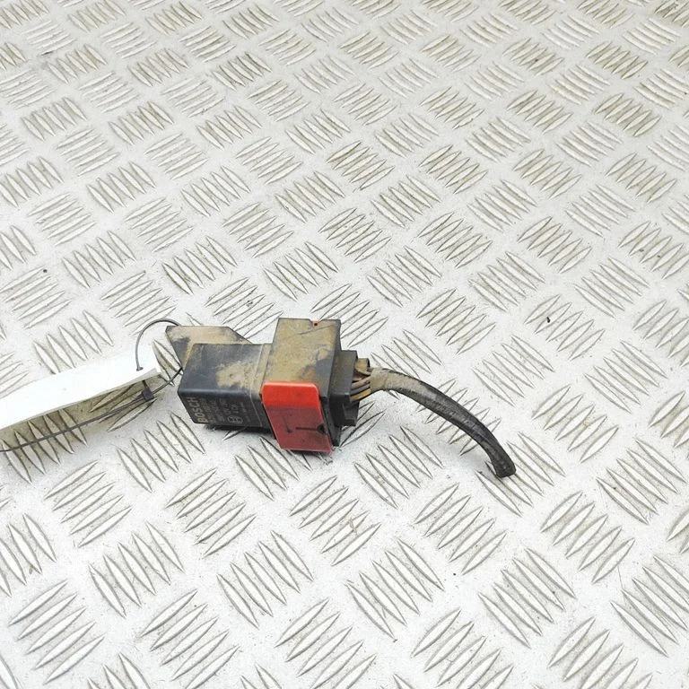 Kvēlsveču priekšuzsildes relejs 0281003059