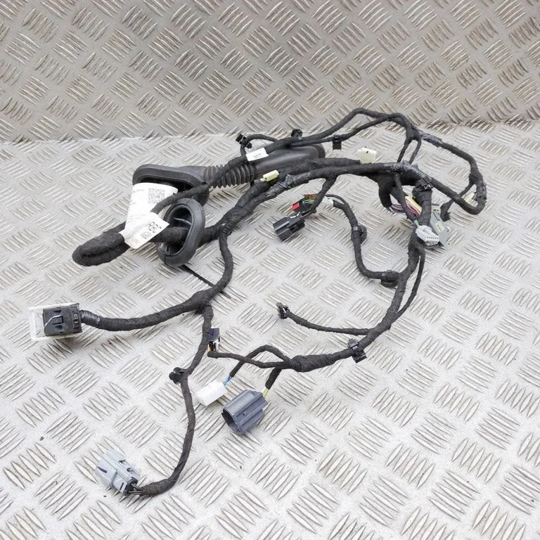 Priekšējo durvju vadu instalācija PJ8T14630RBC