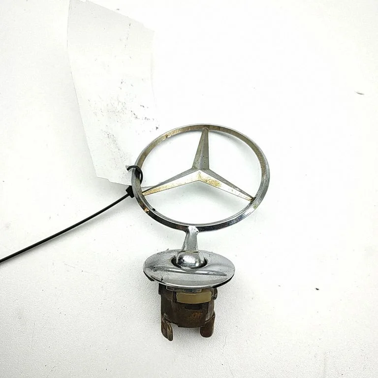 Ražotāja emblēma/modeļa burti A2228101200