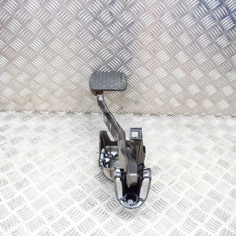 Brake pedal – Mercedes-Benz E-Class W212 (2009-2016)