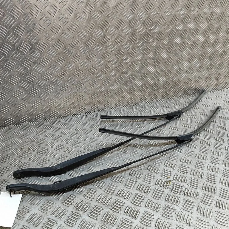 Priekšējā stikla tīrītājs 93197302