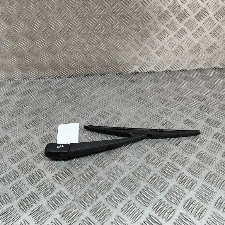 Aizmugurējā stikla tīrītāja svira 8253A232