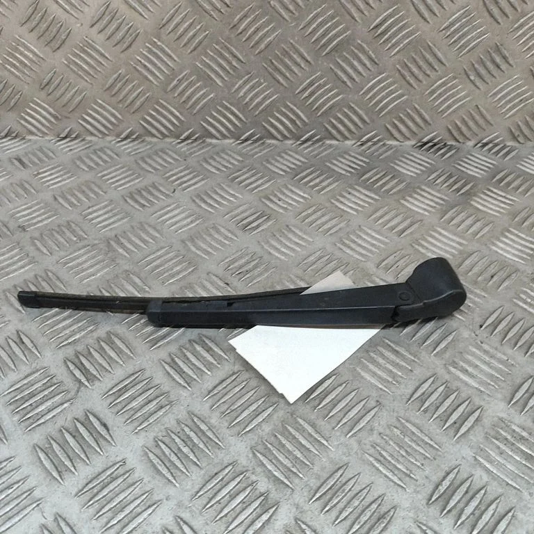 Aizmugurējā stikla tīrītāja svira A1768200544