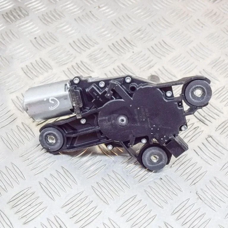 Aizmugurējā stikla tīrītāja motoriņš – Ford Focus (2010-2017)