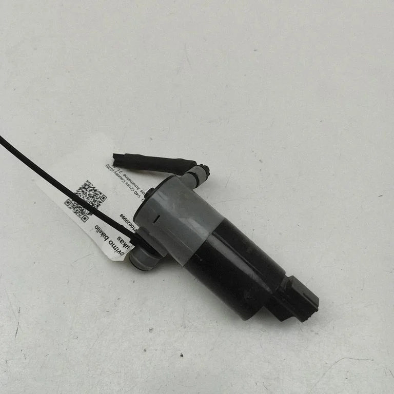 Windscreen/windshield washer pump – Volvo V40 (2012-2019)