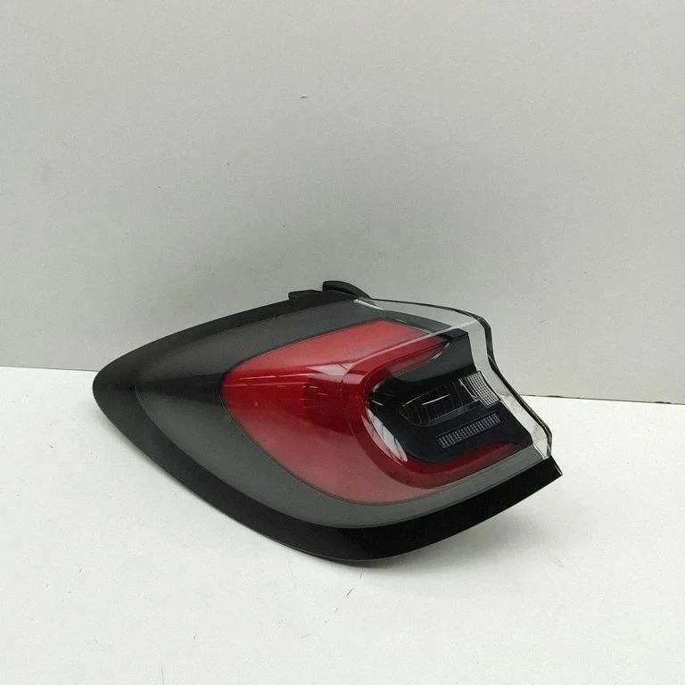 Aizmugurējais lukturis virsbūvē P1TB13405AB