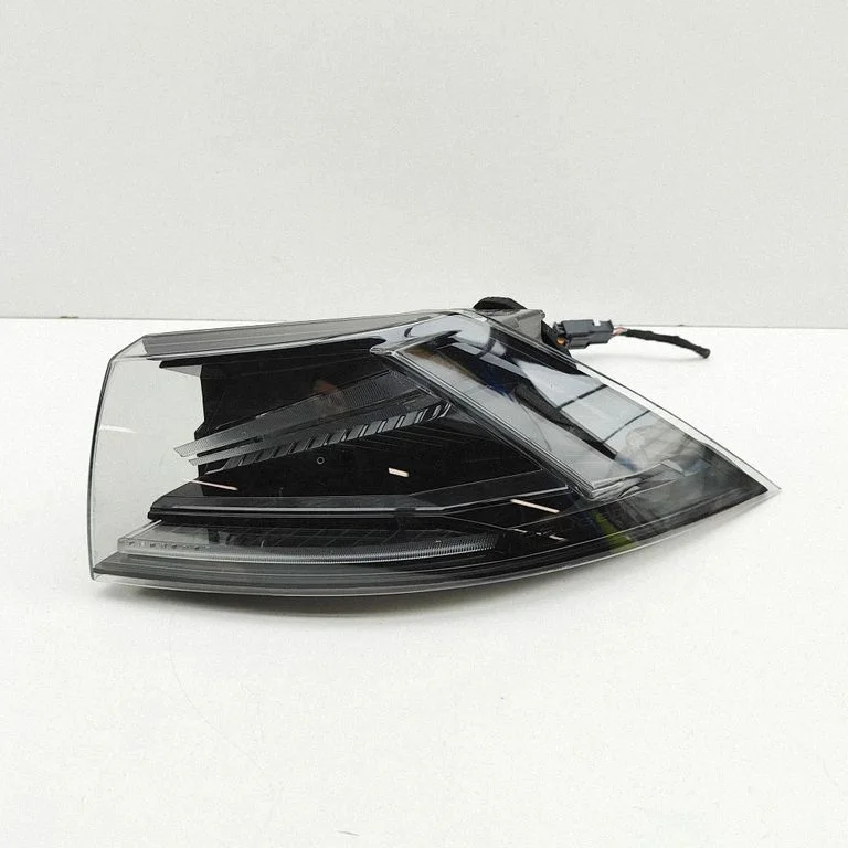 Lampa tylna w błotniku 9848670180