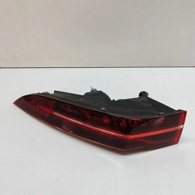 Lampa tylna w błotniku J9D313405CC