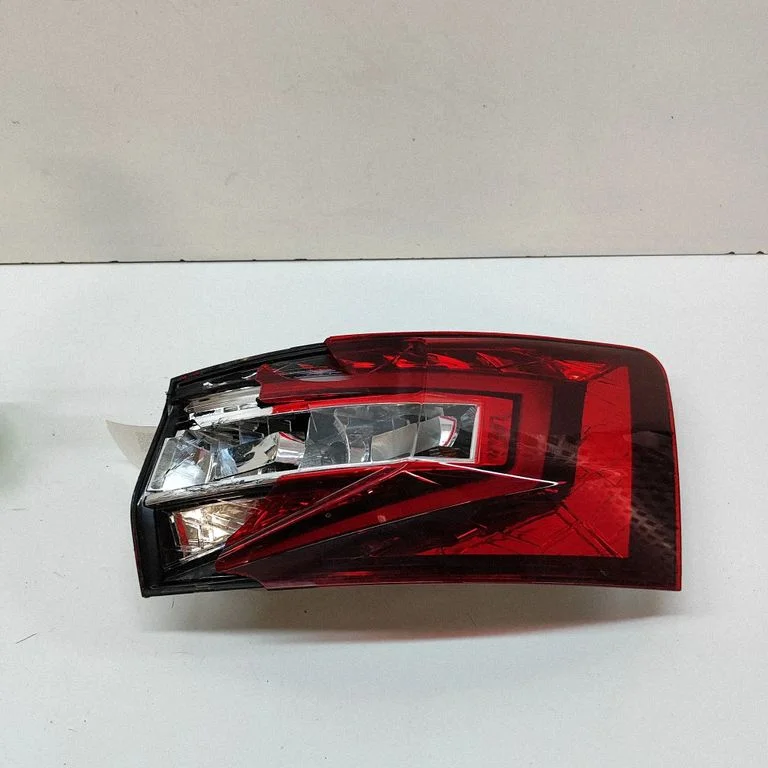 Aizmugurējais lukturis virsbūvē 3V9945208 – Skoda Superb B8 (3V) (2015-2024)