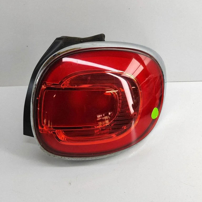Lampa tylna w błotniku 51945058 – Fiat 500L (2013-)