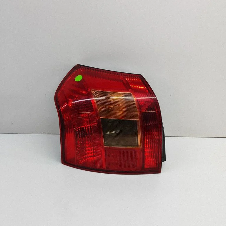 Aizmugurējais lukturis virsbūvē 8156102140 – Toyota Matrix (E130) (2001-2008)