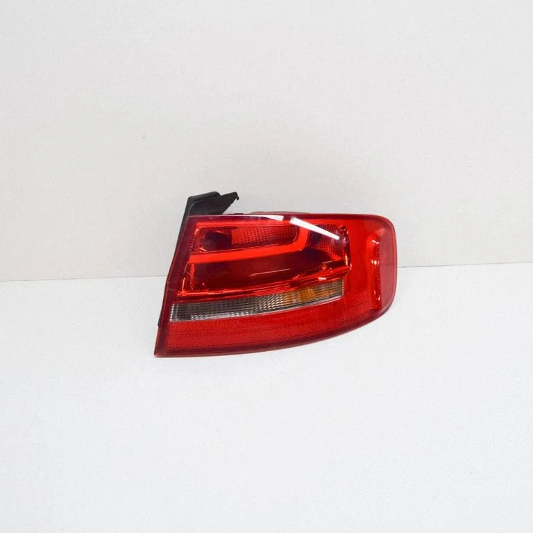 Aizmugurējais lukturis virsbūvē 2VA01091402