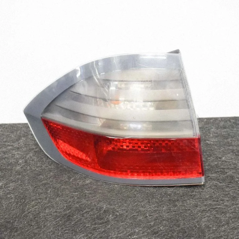 Aizmugurējais lukturis virsbūvē – Ford S-MAX (2006-2015)