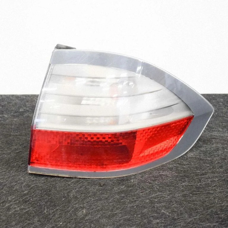 Aizmugurējais lukturis virsbūvē – Ford S-MAX (2006-2015)