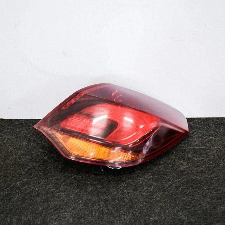 Aizmugurējais lukturis virsbūvē – Opel Astra H (2004-2012)