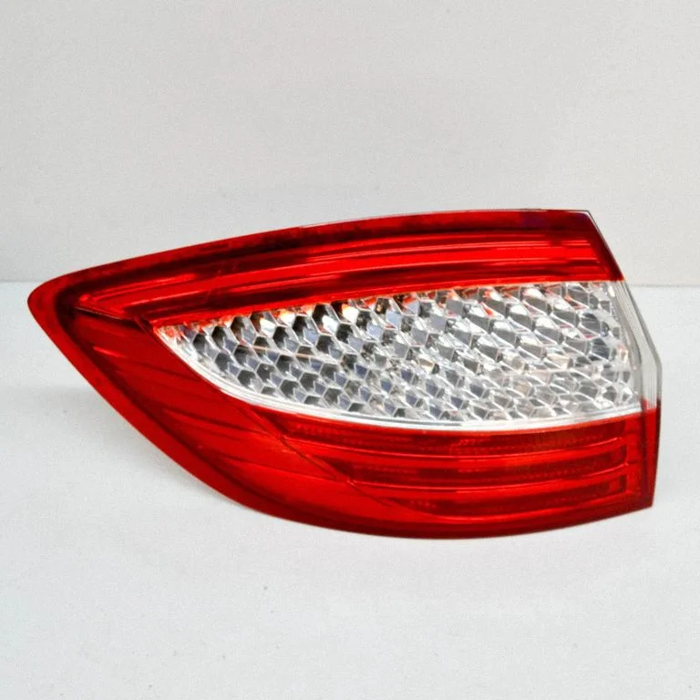 Aizmugurējais lukturis virsbūvē – Ford Mondeo MK IV (2007-2014)