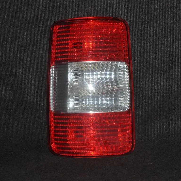 Aizmugurējais lukturis virsbūvē – Volkswagen Caddy (2004-2010)