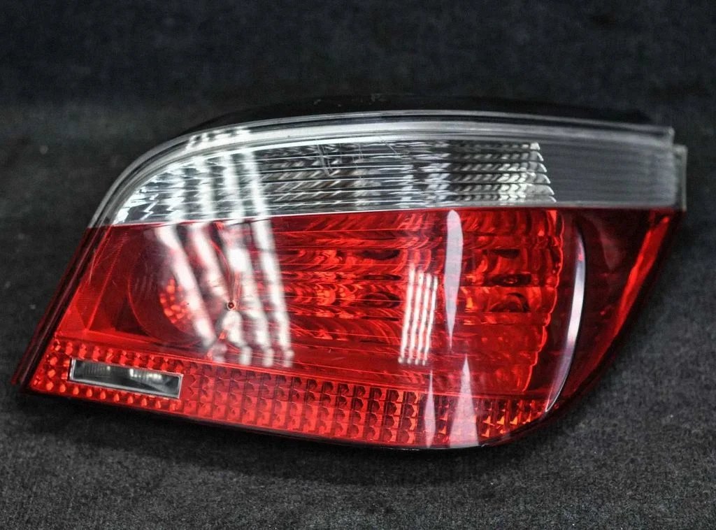 Lampa tylna w błotniku – BMW Seria 5 E60 E61 (2004-2010)