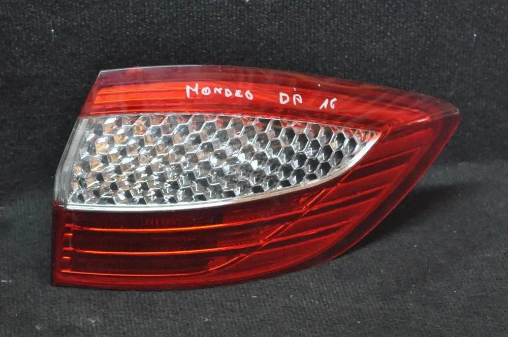Aizmugurējais lukturis virsbūvē – Ford Mondeo MK IV (2007-2014)