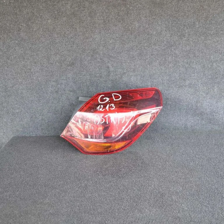 Aizmugurējais lukturis virsbūvē – Opel Astra H (2004-2012)