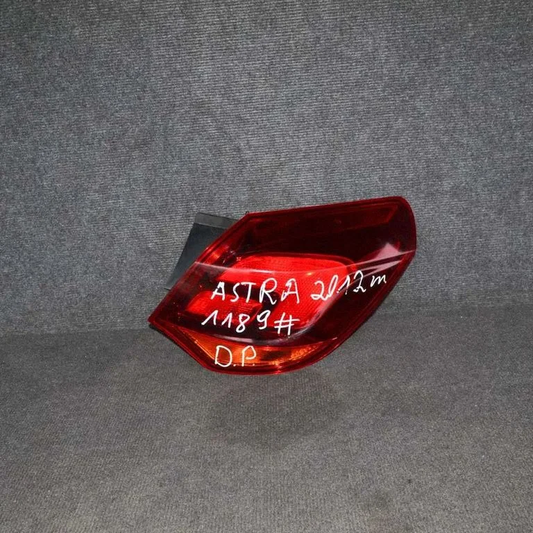 Aizmugurējais lukturis virsbūvē – Opel Astra H (2004-2012)