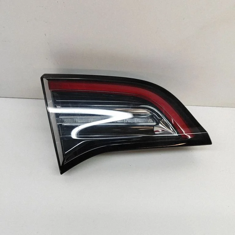 Lampa tylna w klapie – Tesla Model Y (2020-)